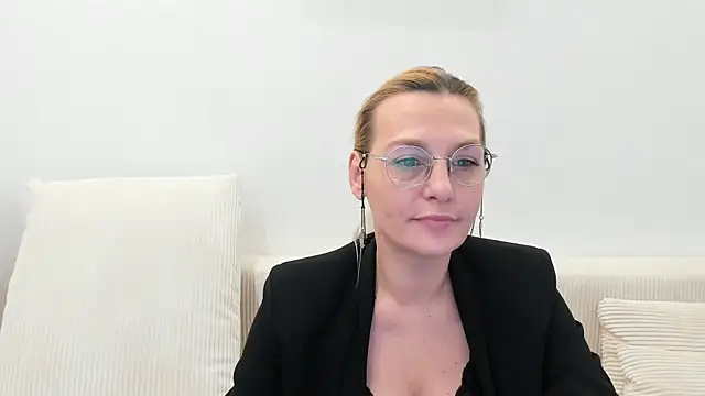 Snapshot of OeigesMik chatting on 04.03.26 OeigesMik online show from 04.03.26