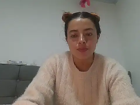 cattleya Louise online show from 04.18.26