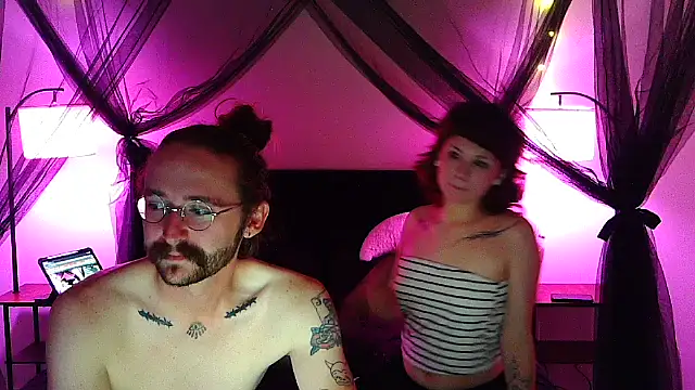 Snapshot of Rose_n_Hippie chatting on 03.28.26 Rose n Hippie online show from 03.28.26