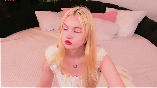 Lilly Eyes online show from 07.09.26