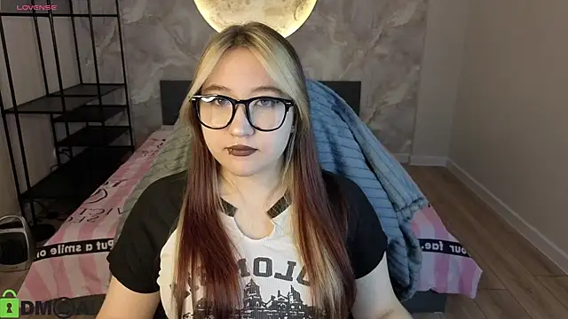 Snapshot of Luna_Host chatting on 04.03.26 Luna Host online show from 04.03.26