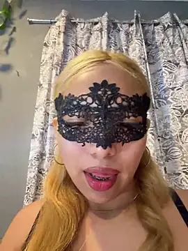 Snapshot of Maddyloveee chatting on 05.28.26 Maddyloveee online show from 05.28.26