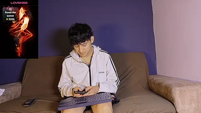 Snapshot of eros_fangs chatting on 04.02.26 eros fangs online show from 04.02.26