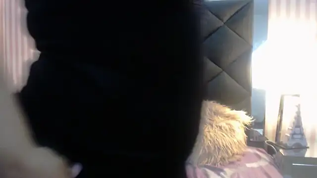 Snapshot of ViviJones chatting on 04.06.26 ViviJones online show from 04.06.26