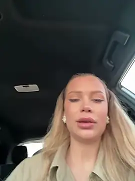 Snapshot of Girl-Mia chatting on 04.04.26 Girl-Mia online show from 04.04.26