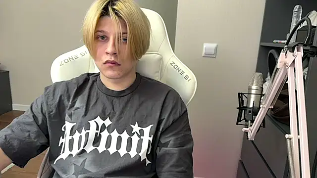 Snapshot of loverria1 chatting on 04.03.26 loverria1 online show from 04.03.26