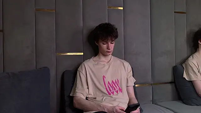 Snapshot of EdwardHogan chatting on 04.05.26 EdwardHogan online show from 04.05.26