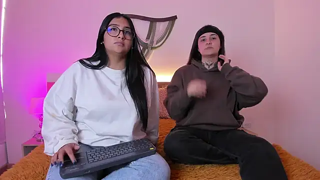 Snapshot of Elisa_n_Emma chatting on 04.01.26 Elisa n Emma online show from 04.01.26