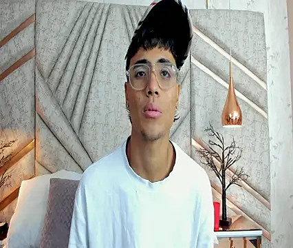 Snapshot of DannTaylor chatting on 04.07.26 DannTaylor online show from 04.07.26