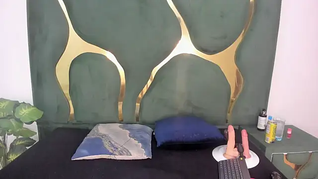 Daphne cuteht online show from 04.23.26