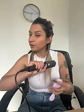 Snapshot of Isabella_varella- chatting on 04.06.26 Isabella varella- online show from 04.06.26