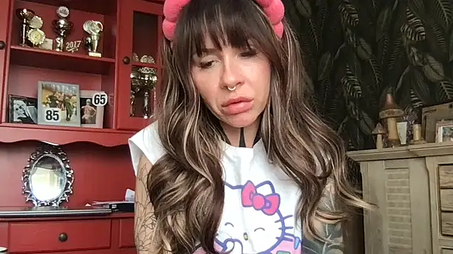 Snapshot of GoddessBetty chatting on 04.03.26 GoddessBetty online show from 04.03.26