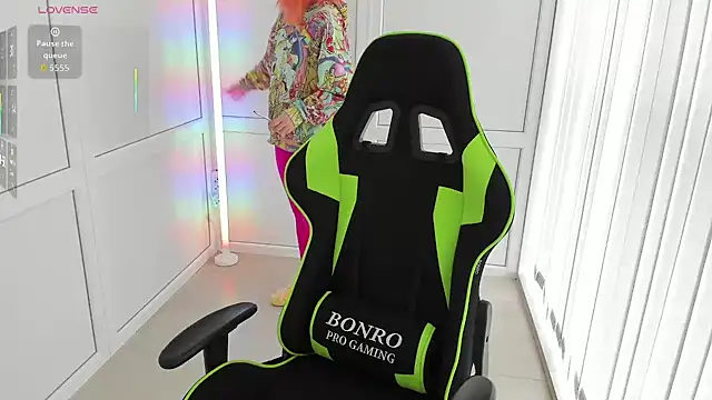 Snapshot of NightLeaf chatting on 04.06.26 NightLeaf online show from 04.06.26