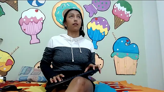 pamelaskiny20 online show from 04.21.26