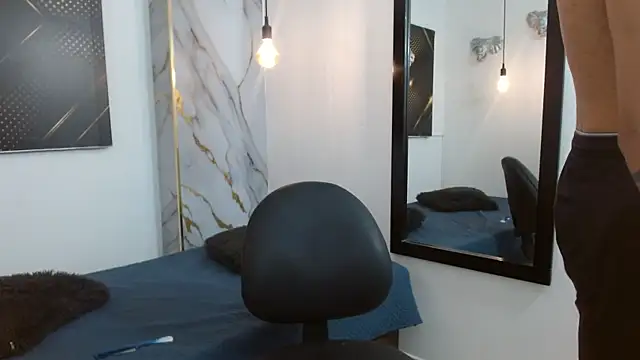 Snapshot of GoldenDesireX_ chatting on 04.12.26 GoldenDesireX online show from 04.12.26