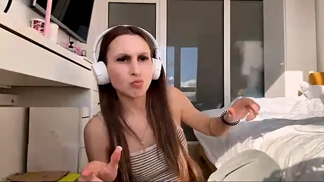 Snapshot of LynetteMerino chatting on 04.05.26 LynetteMerino online show from 04.05.26