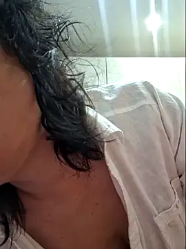 Snapshot of LaliaMia chatting on 11.18.25 LaliaMia online show from 11.18.25