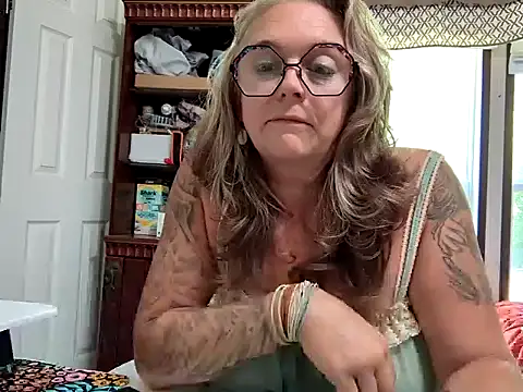 Snapshot of Blondejenn chatting on 04.07.26 Blondejenn online show from 04.07.26
