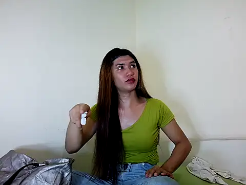 Snapshot of luna_veille chatting on 04.06.26 luna veille online show from 04.06.26