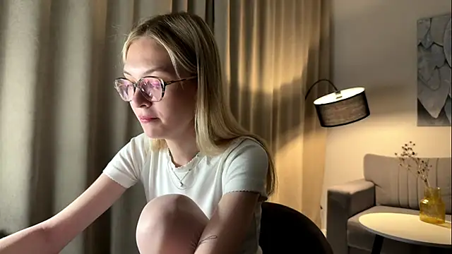 Snapshot of EvelineMolima chatting on 04.08.26 EvelineMolima online show from 04.08.26