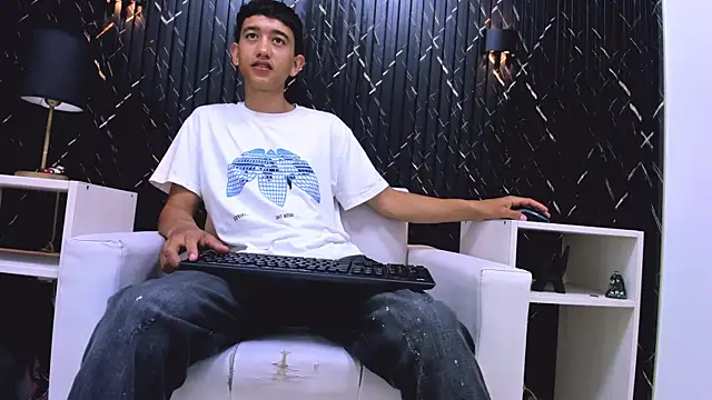 Snapshot of SmoothLatin_ chatting on 04.07.26 SmoothLatin online show from 04.07.26