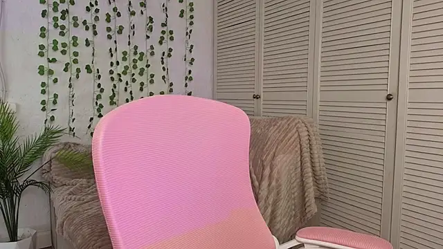 Snapshot of vielleee chatting on 05.15.26 vielleee online show from 05.15.26