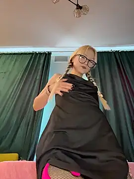 Snapshot of DriveThruKittens chatting on 04.09.26 DriveThruKittens online show from 04.09.26