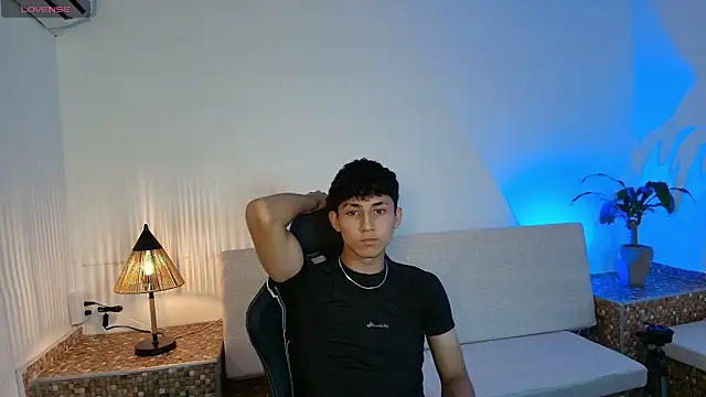 Snapshot of Valentino_Rey chatting on 04.10.26 Valentino Rey online show from 04.10.26