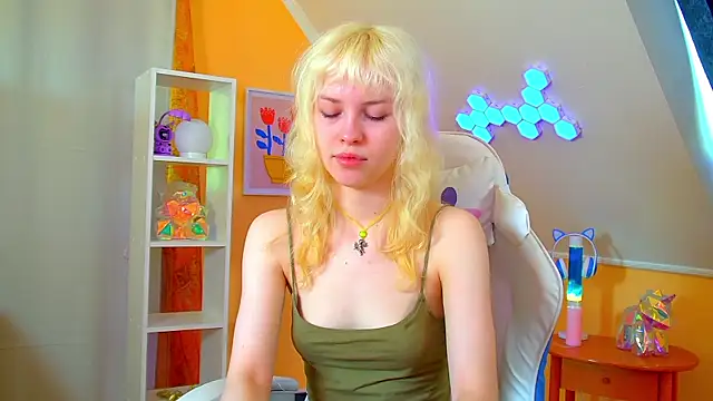 HannahHollis online show from 06.03.26