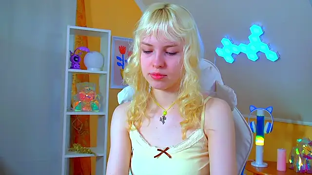HannahHollis online show from 06.17.26
