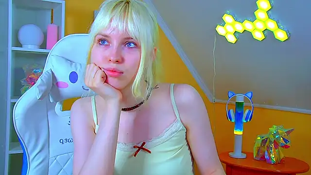 HannahHollis online show from 07.12.26