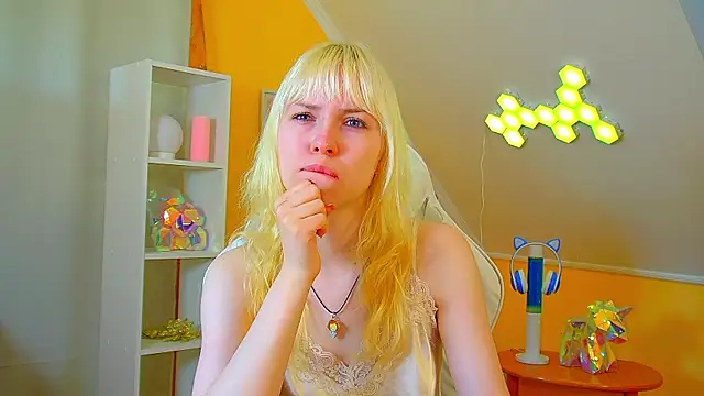HannahHollis online show from 07.16.26