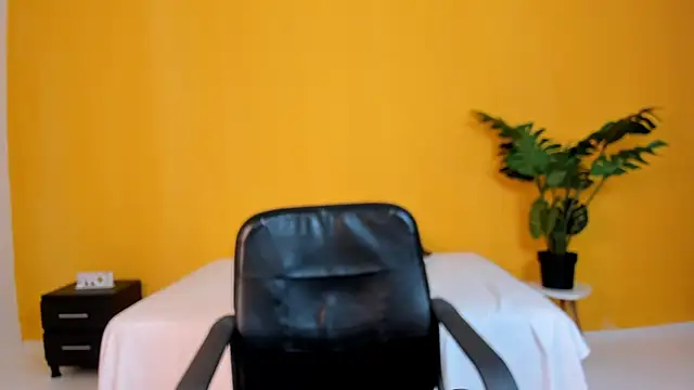 Snapshot of arianarousee chatting on 04.29.26 arianarousee online show from 04.29.26