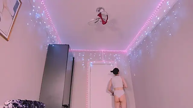 Mikaella Nicole online show from 05.02.26