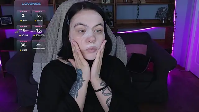 QwertyAnnie Lbo online show from 04.11.26