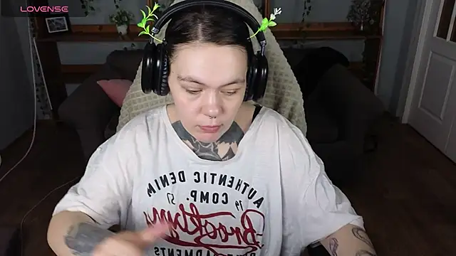 QwertyAnnie Lbo online show from 04.20.26