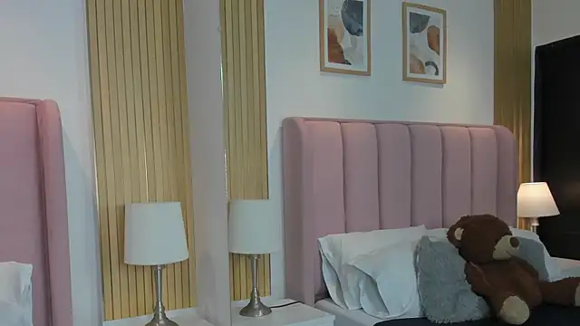 Molly Thonsonn online show from 04.21.26