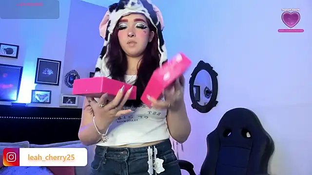 Snapshot of Leah_cherry chatting on 05.22.26 Leah cherry online show from 05.22.26