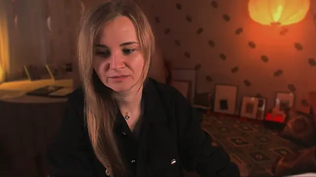Snapshot of MiaSparkes chatting on 05.27.26 MiaSparkes online show from 05.27.26