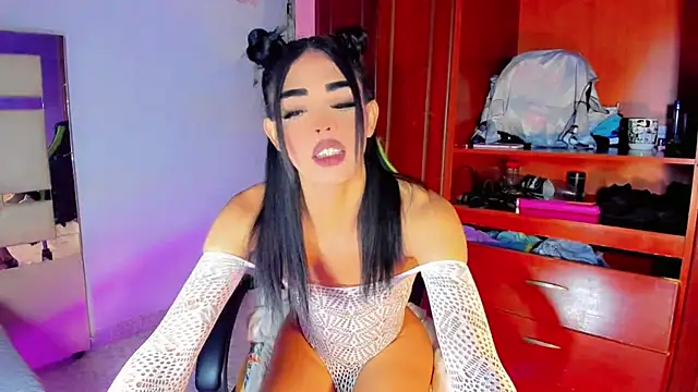 Snapshot of Naomisaenz01 chatting on 06.24.26 Naomisaenz01 online show from 06.24.26