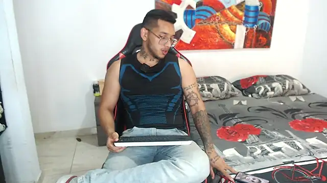 Snapshot of Andymanfit chatting on 04.17.26 Andymanfit online show from 04.17.26