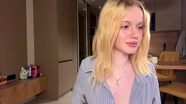 Snapshot of moonavelle chatting on 05.19.26 moonavelle online show from 05.19.26