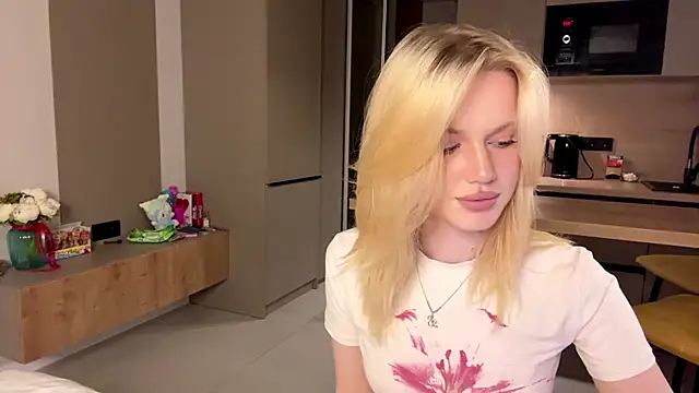 Snapshot of moonavelle chatting on 05.21.26 moonavelle online show from 05.21.26