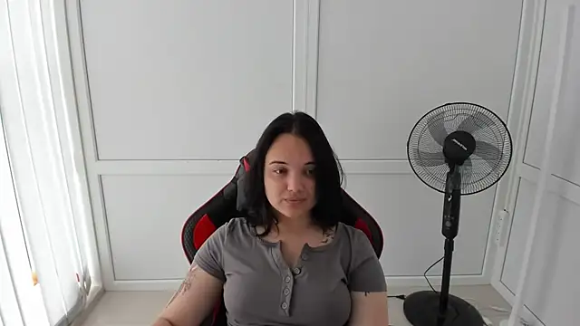 Snapshot of Caroline_cutte chatting on 06.14.26 Caroline cutte online show from 06.14.26