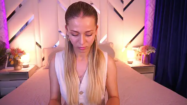 Snapshot of DoveLovee chatting on 05.25.26 DoveLovee online show from 05.25.26