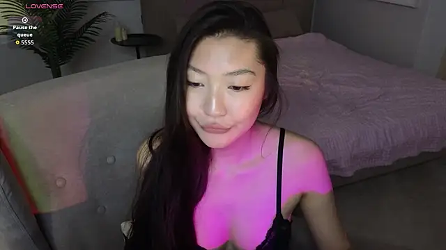 Snapshot of Asel_e chatting on 04.13.26 Asel e online show from 04.13.26