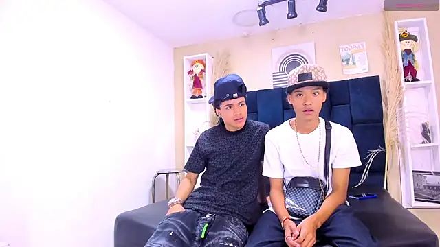 Snapshot of Marc_and_Anthony chatting on 04.11.26 Marc and Anthony online show from 04.11.26