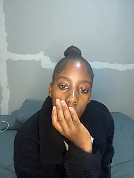 petite bee online show from 04.25.26