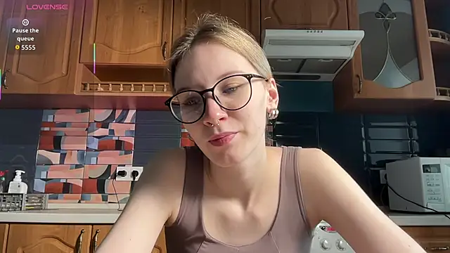 Snapshot of eileencrowday chatting on 04.20.26 eileencrowday online show from 04.20.26
