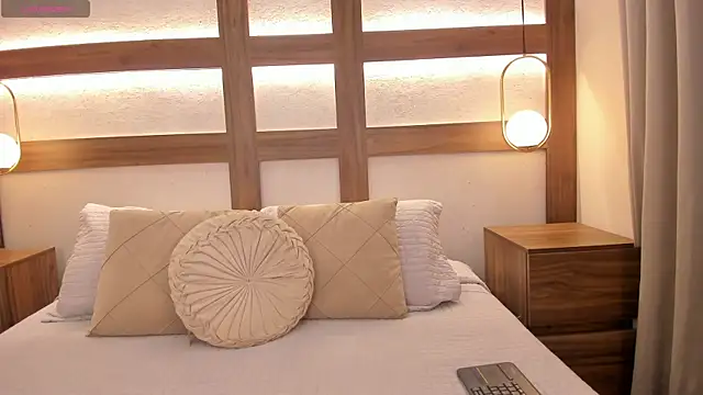 Emii Lux online show from 05.14.26